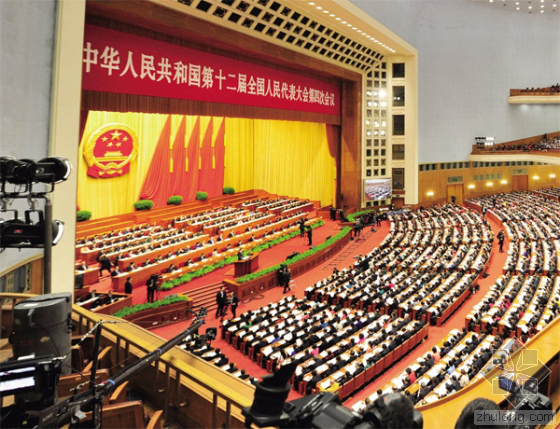 當日上午，國務(wù)院總理李克強在會上做了2016年政府工作報告。